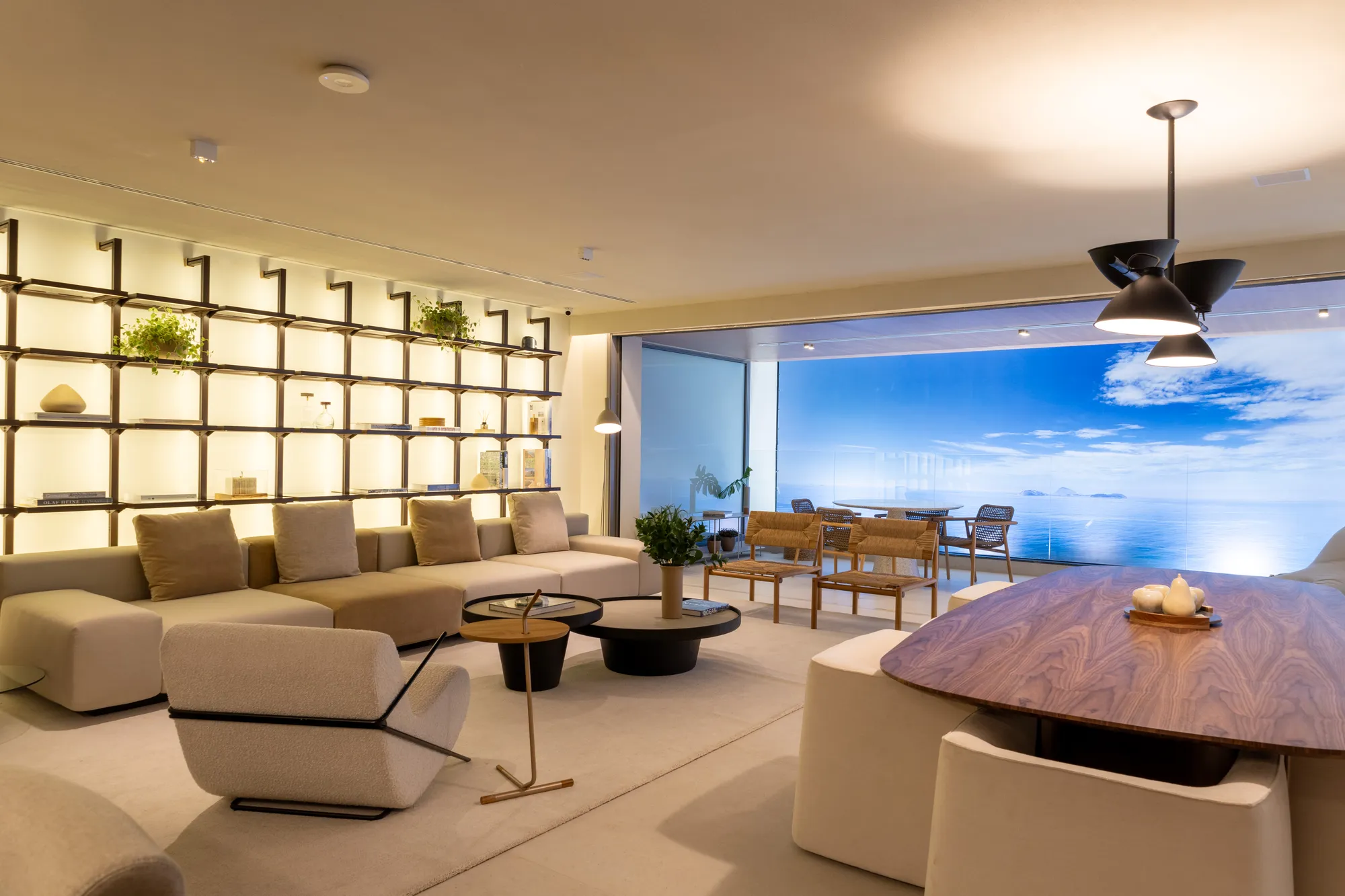 Living panorâmico do decorado do Ipanema Almar aberto para a varanda
