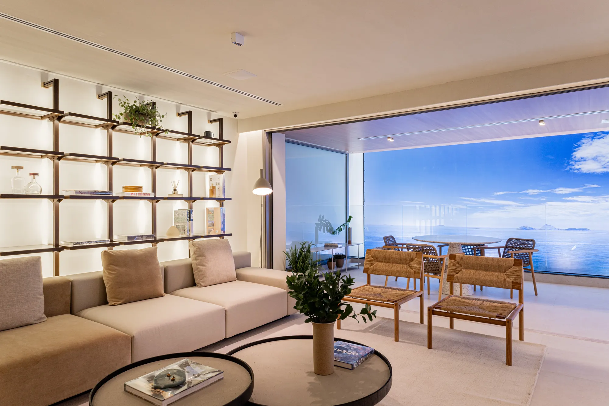 Living com sofá em linho e vista para o mar de Ipanema no decorado do Almar