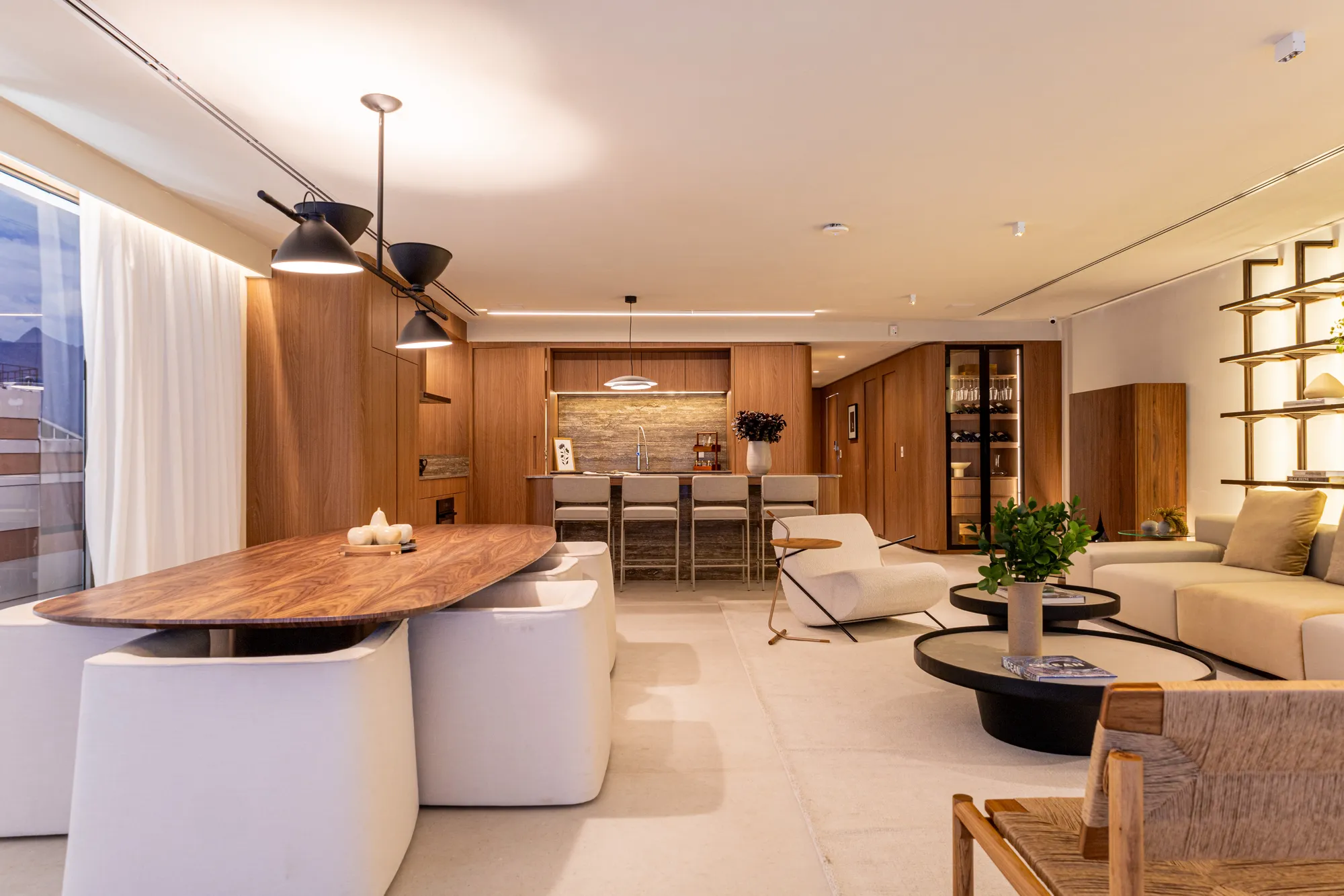 Ambiente integrado de jantar e estar do apartamento decorado do Ipanema Almar