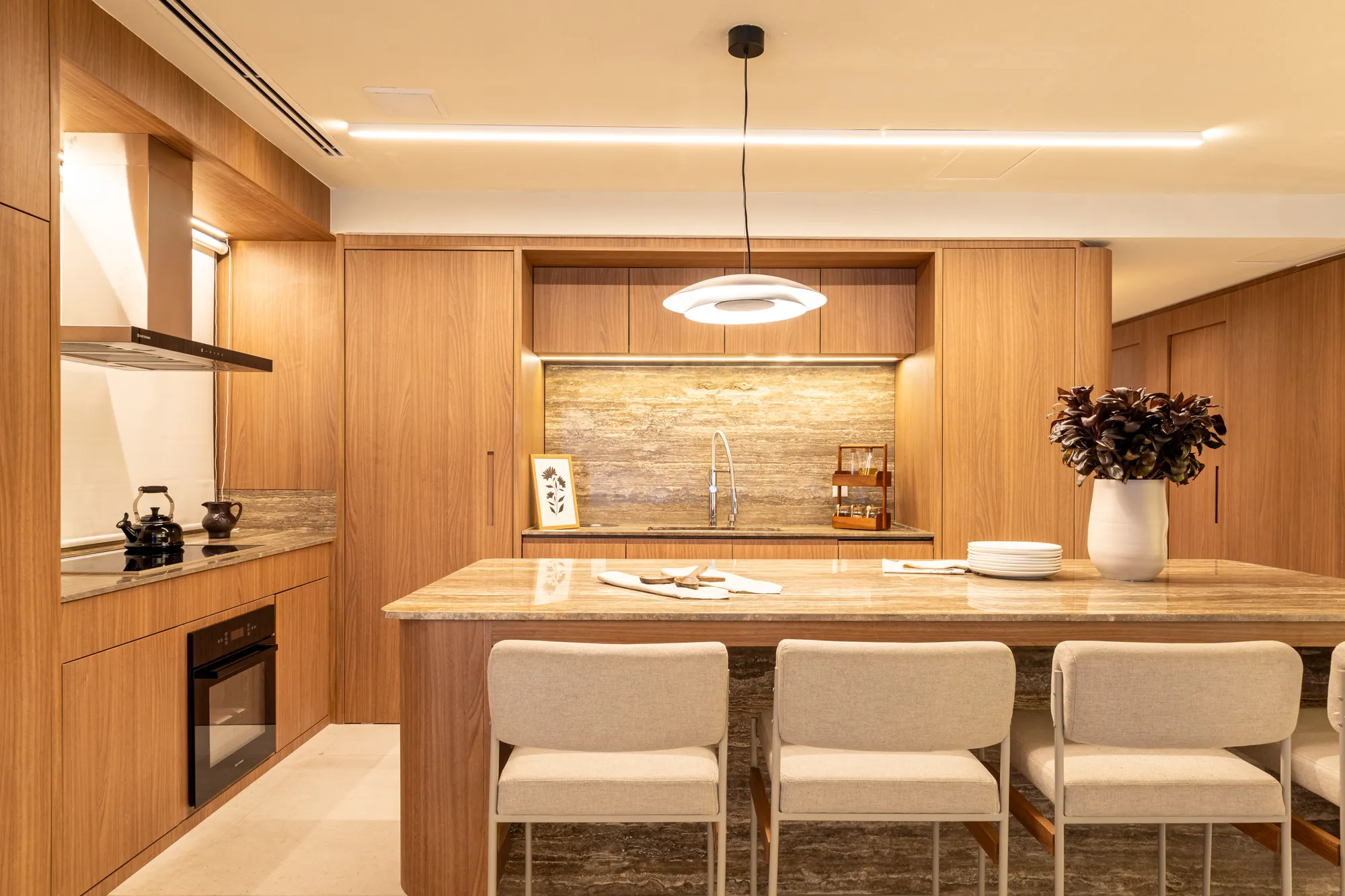Cozinha e mesa de refeições do decorado do Ipanema Almar