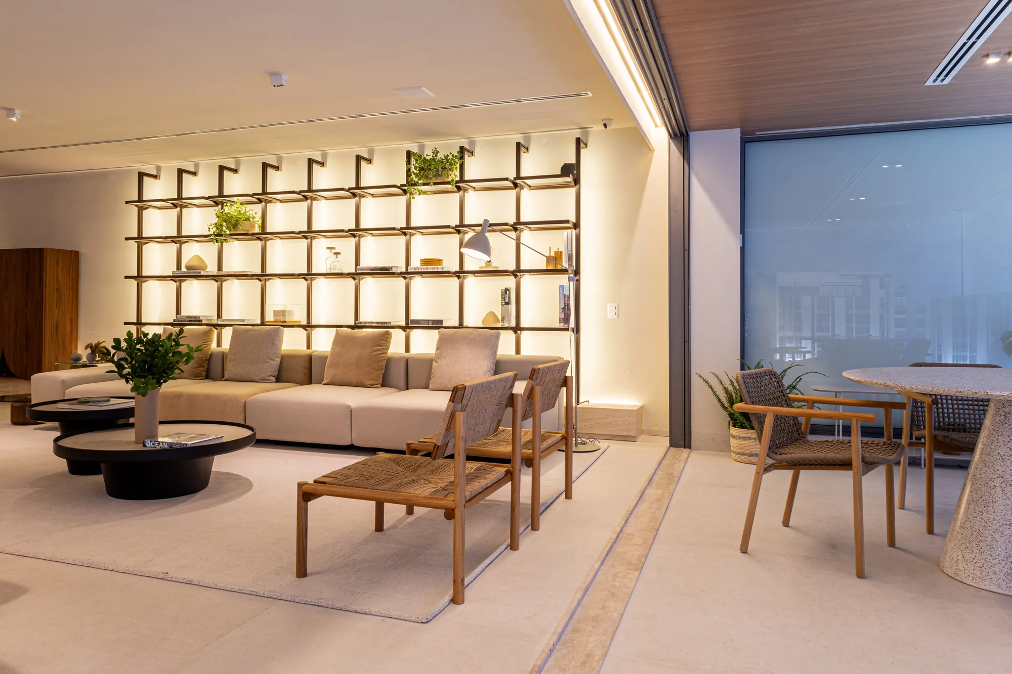 Living amplo com estante vazada e varanda do decorado do Ipanema Almar